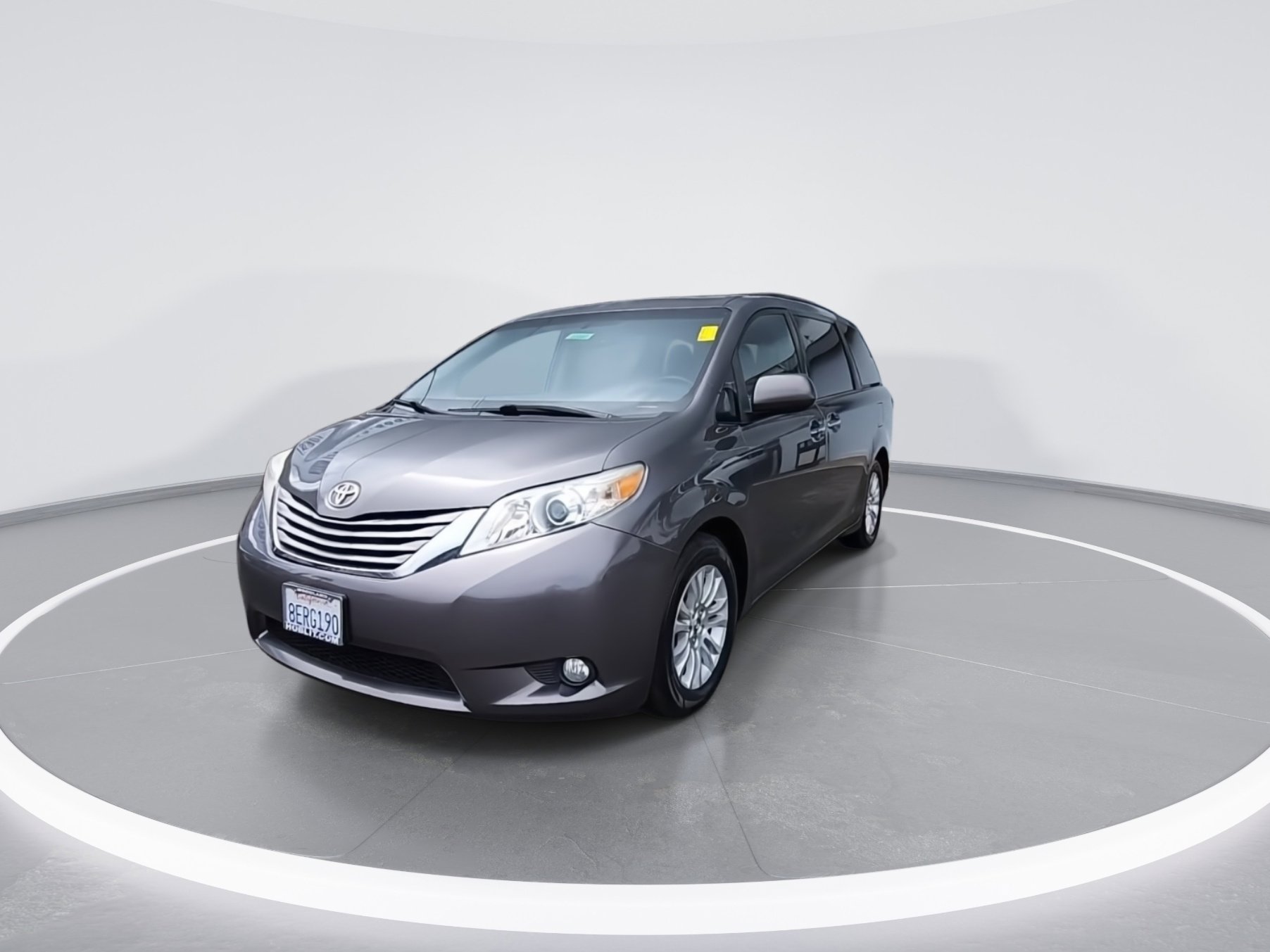 Used 2015 Toyota Sienna XLE w/ XLE Navigation Package image 4
