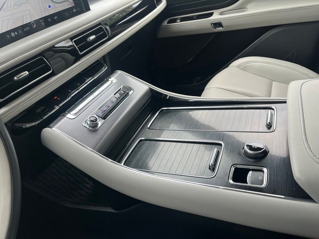 Certified 2025 Lincoln Aviator AWD image 30