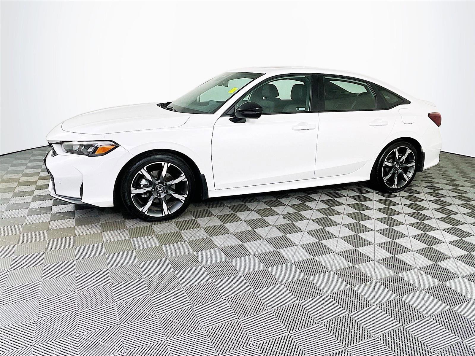 Used 2025 Honda Civic Sport Touring image 4