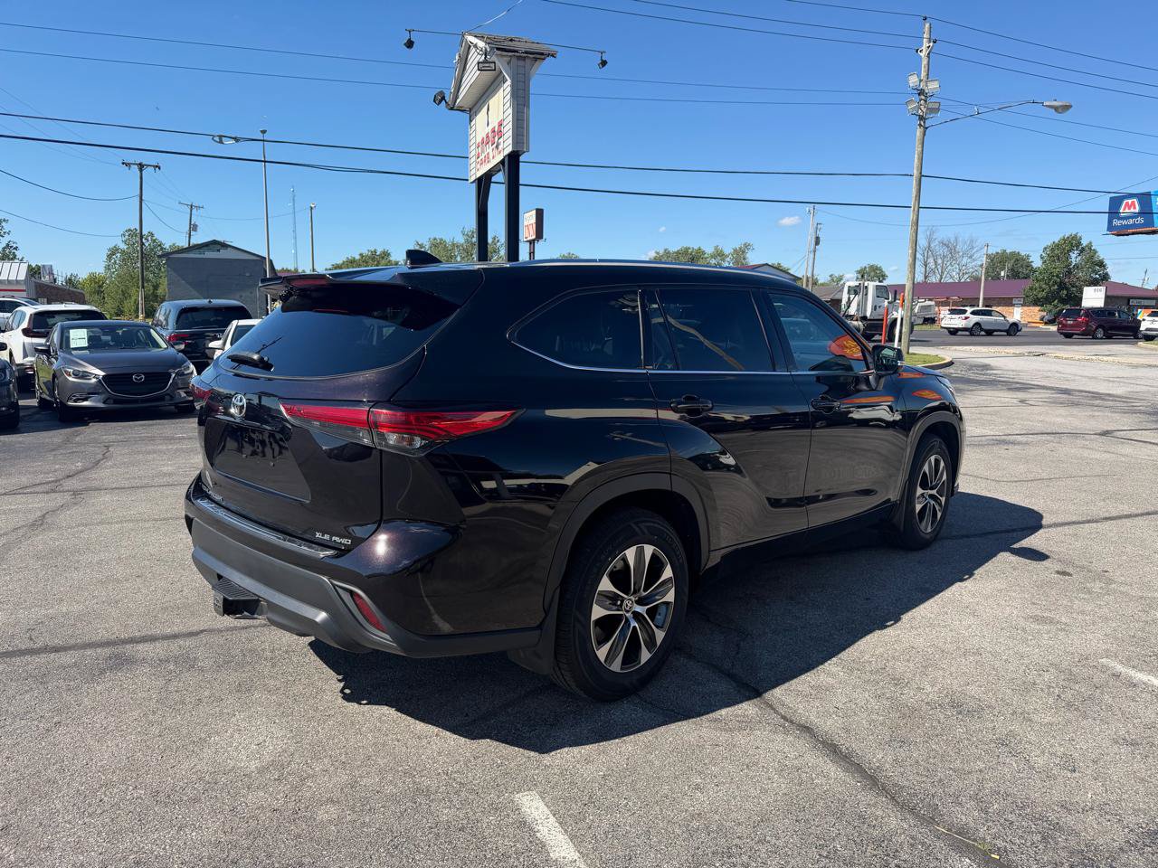 Used 2021 Toyota Highlander XLE AWD/4WD image 6