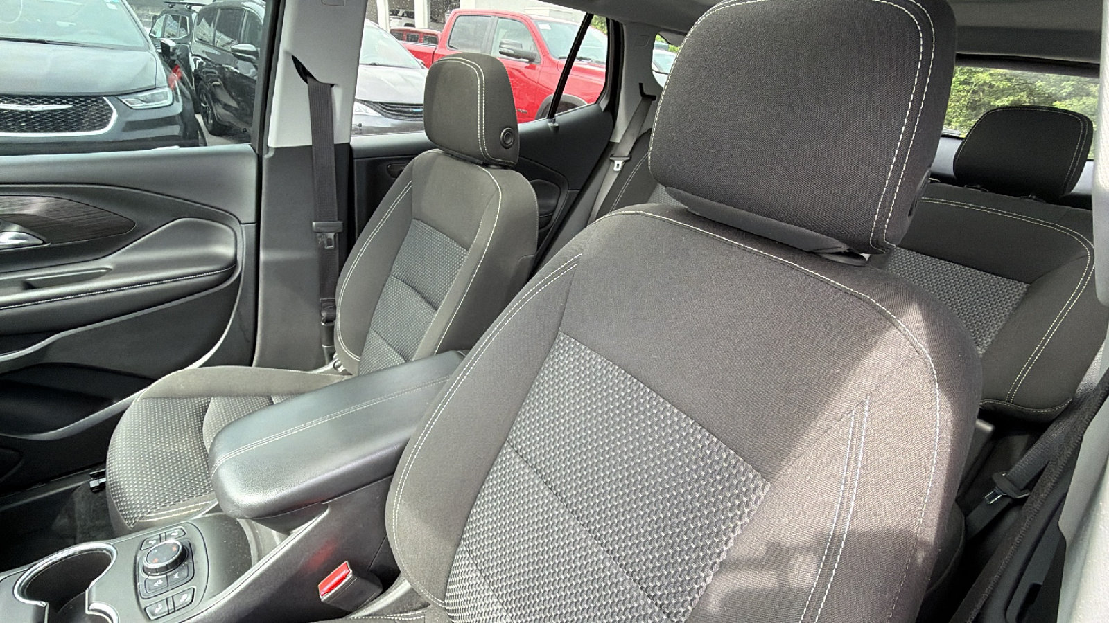 Used 2022 GMC Terrain SLE w/ Driver Convenience Package AWD/4WD image 17