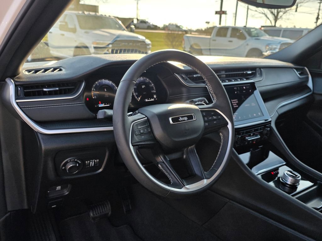 Used 2024 Jeep Grand Cherokee L Altitude image 10