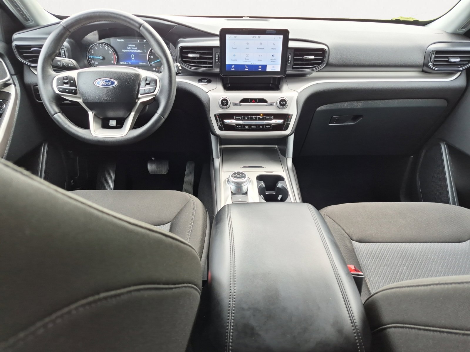 Used 2024 Ford Explorer XLT image 3