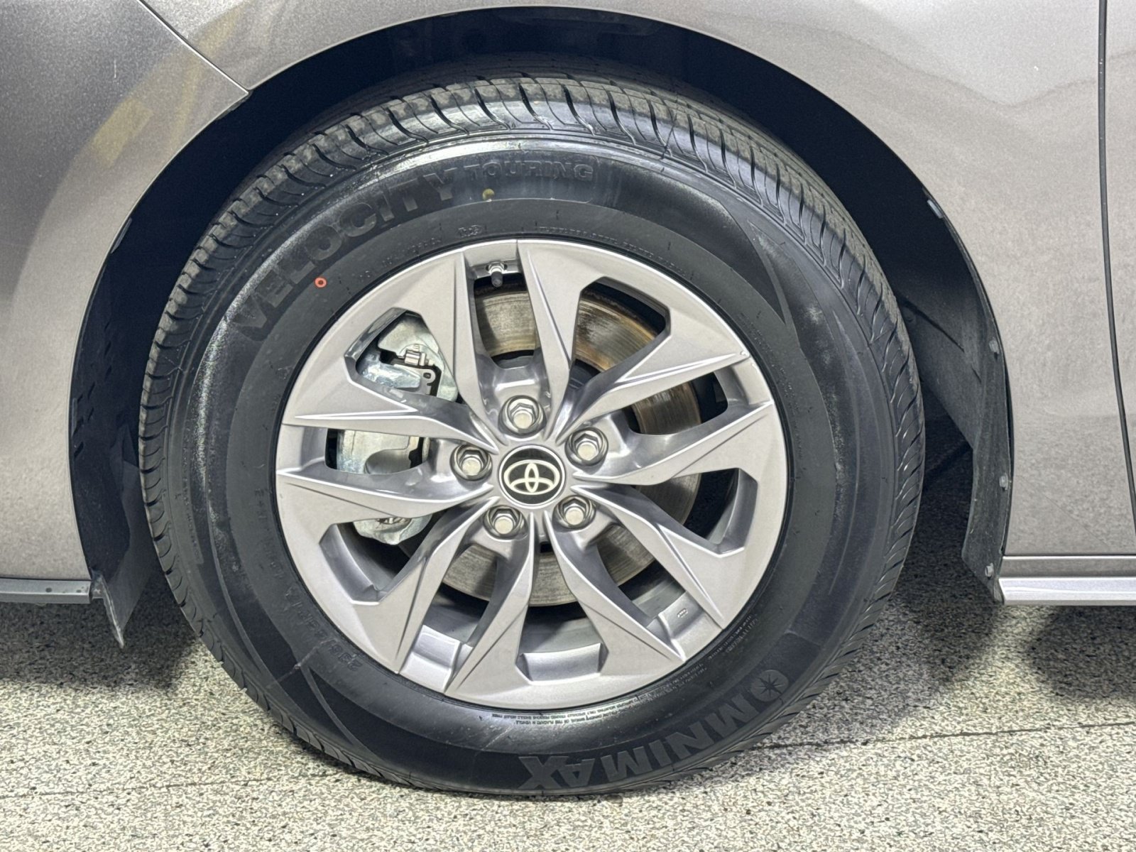 Used 2024 Toyota Sienna LE FWD image 24