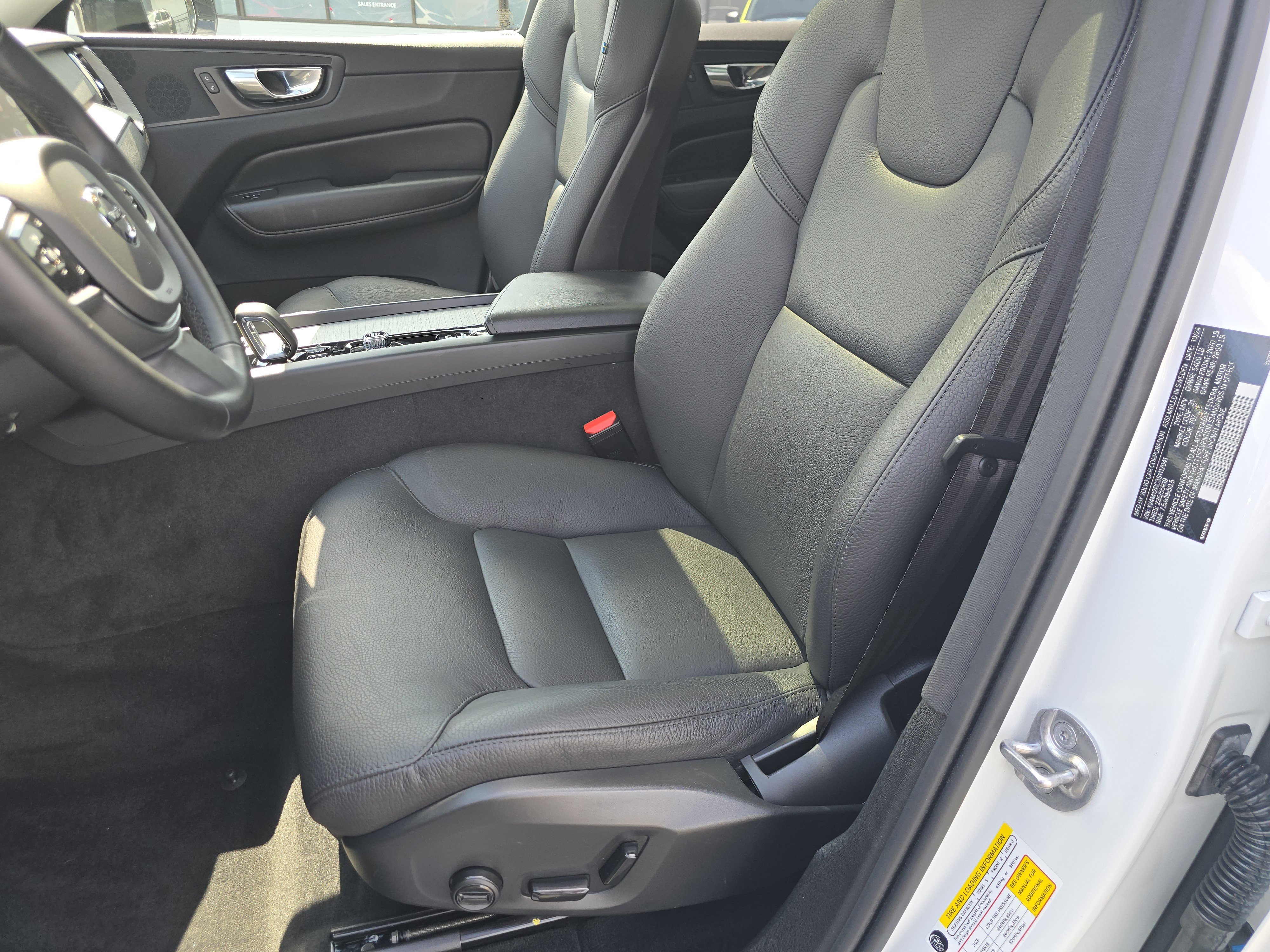 Used 2025 Volvo XC60 B5 Plus AWD/4WD image 21