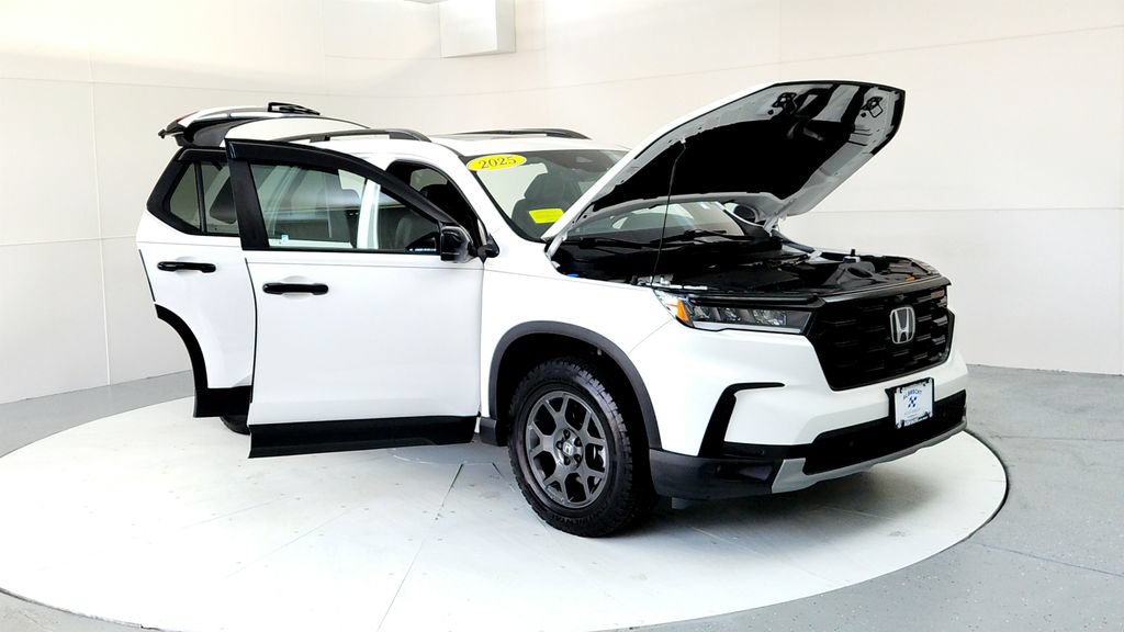 Used 2025 Honda Pilot TrailSport image 12