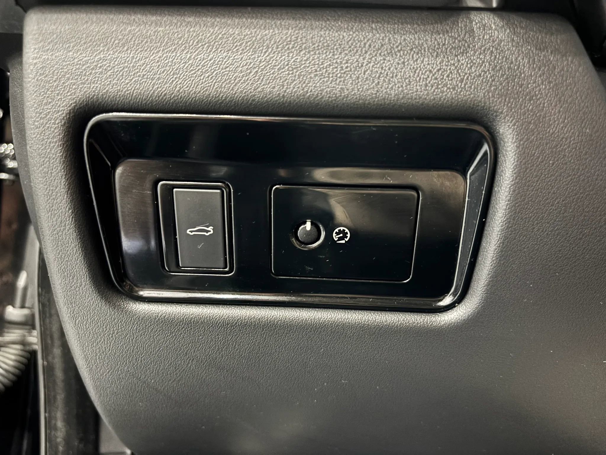 Used 2017 Jaguar XE Premium image 36