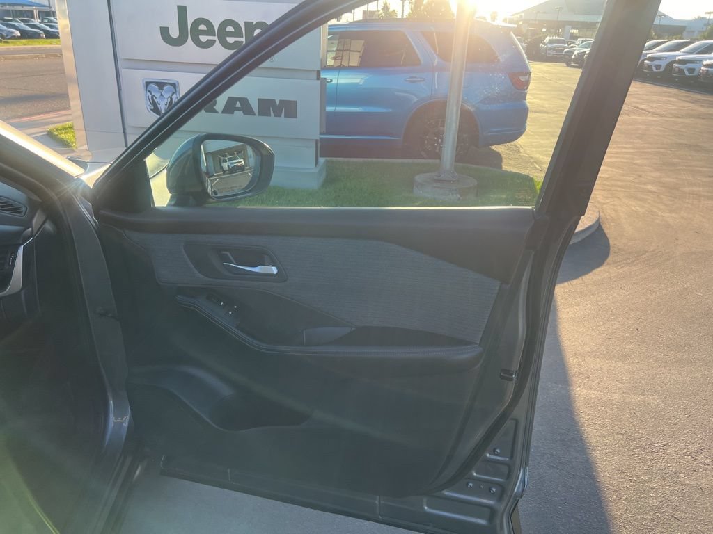 Used 2023 Nissan Rogue SV FWD image 32