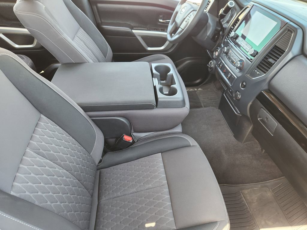 Used 2022 Nissan Titan SV image 11