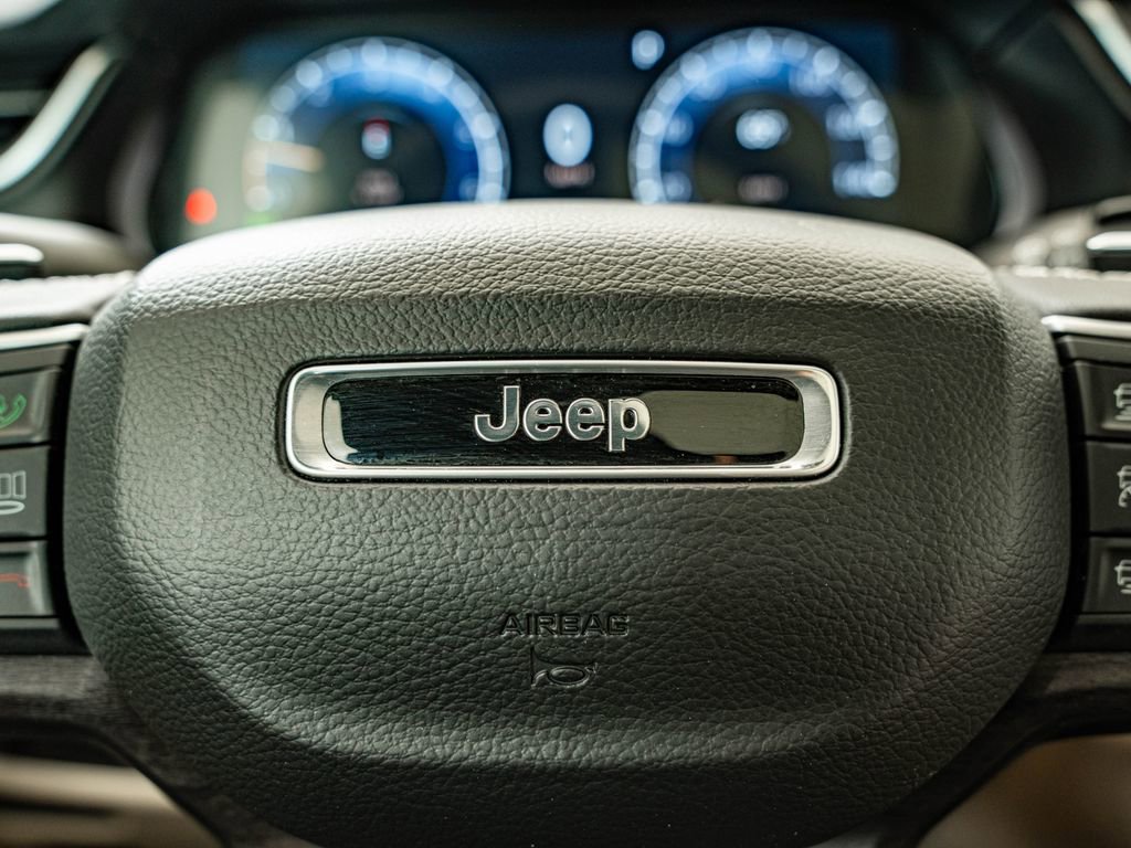 Used 2025 Jeep Grand Cherokee Limited w/ Luxury Tech Group II AWD/4WD image 21