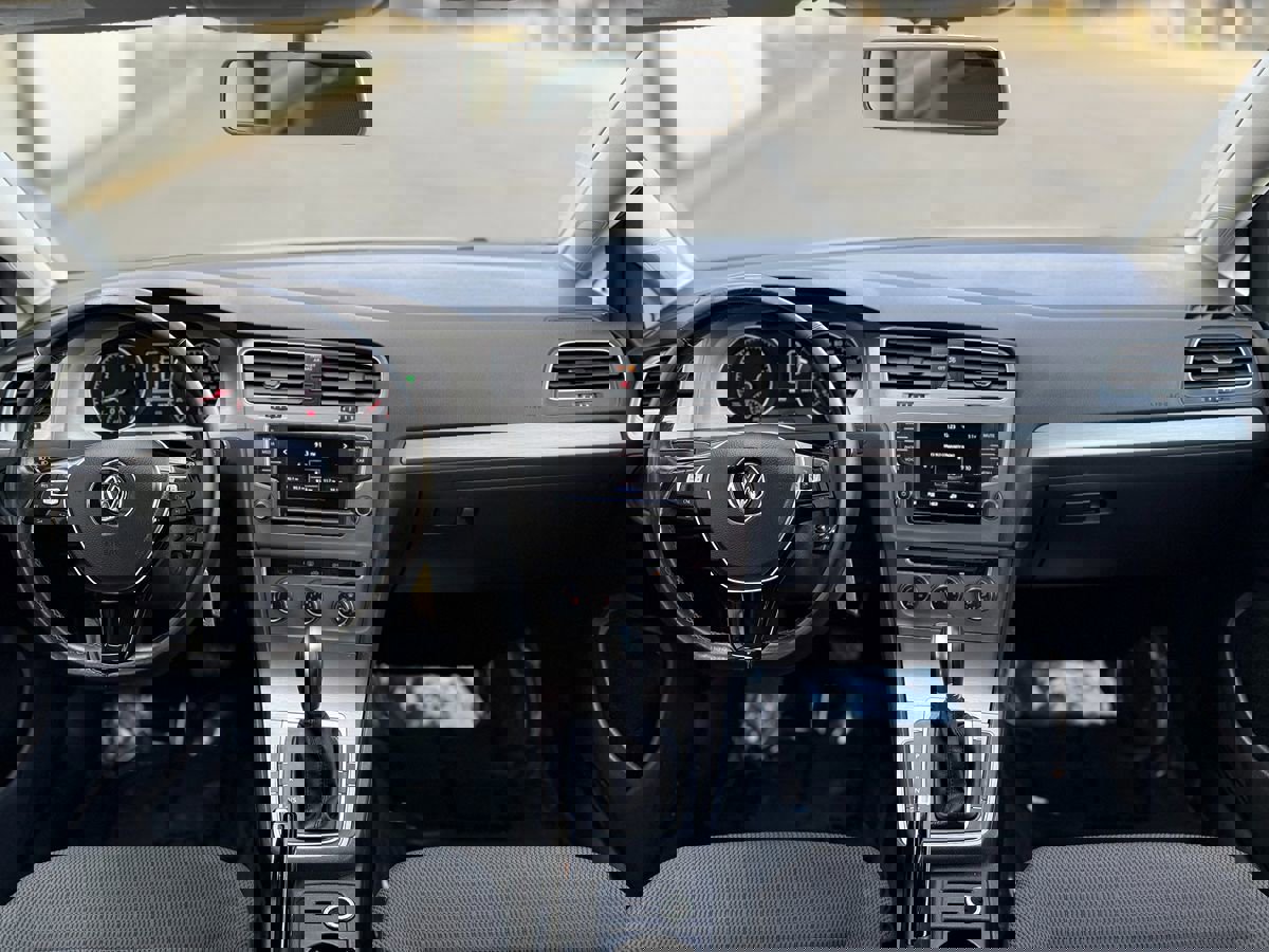 Used 2017 Volkswagen Golf S image 19