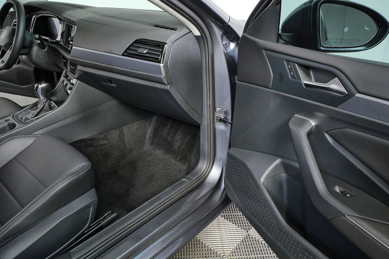 Used 2024 Volkswagen Jetta SE w/ Panoramic Sunroof Package FWD image 21