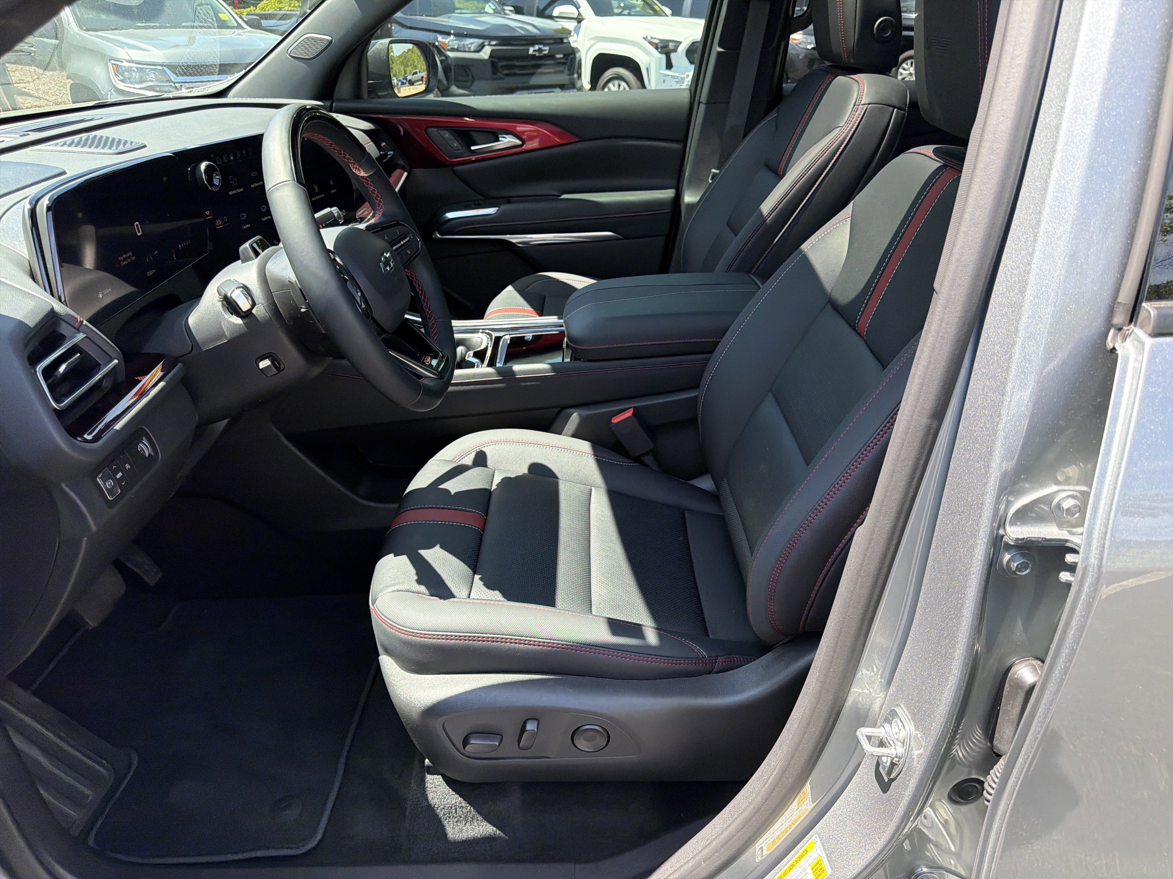 Used 2026 Chevrolet Traverse RS FWD image 9