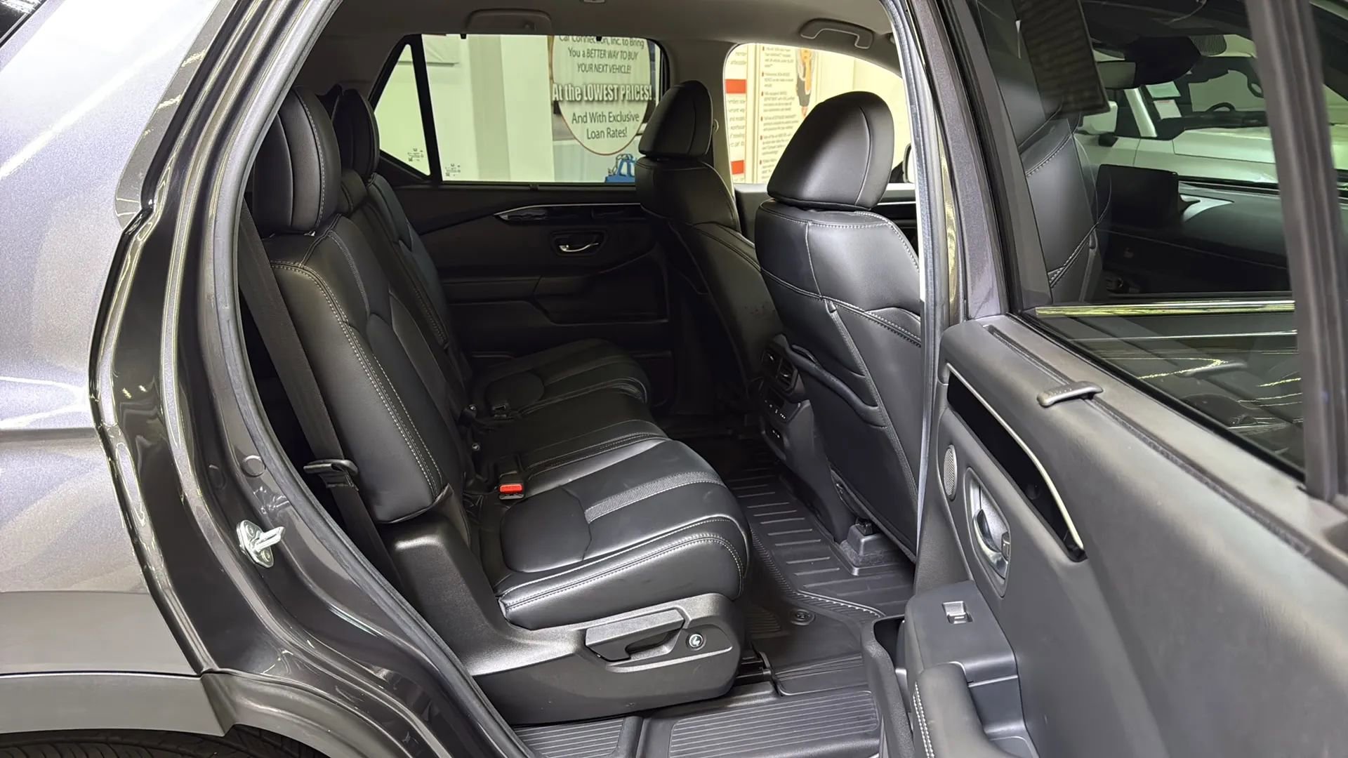 Used 2025 Honda Pilot EX image 19