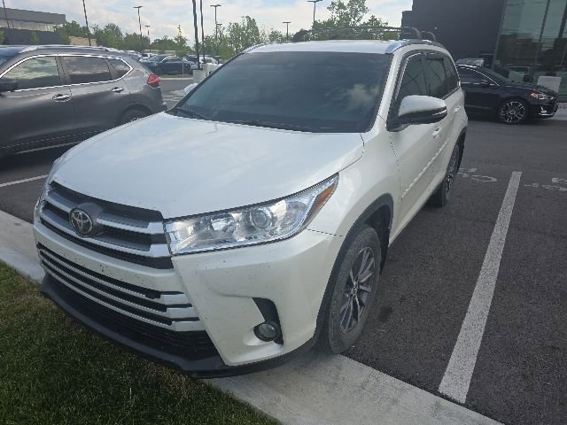 Used 2019 Toyota Highlander XLE AWD/4WD image 1