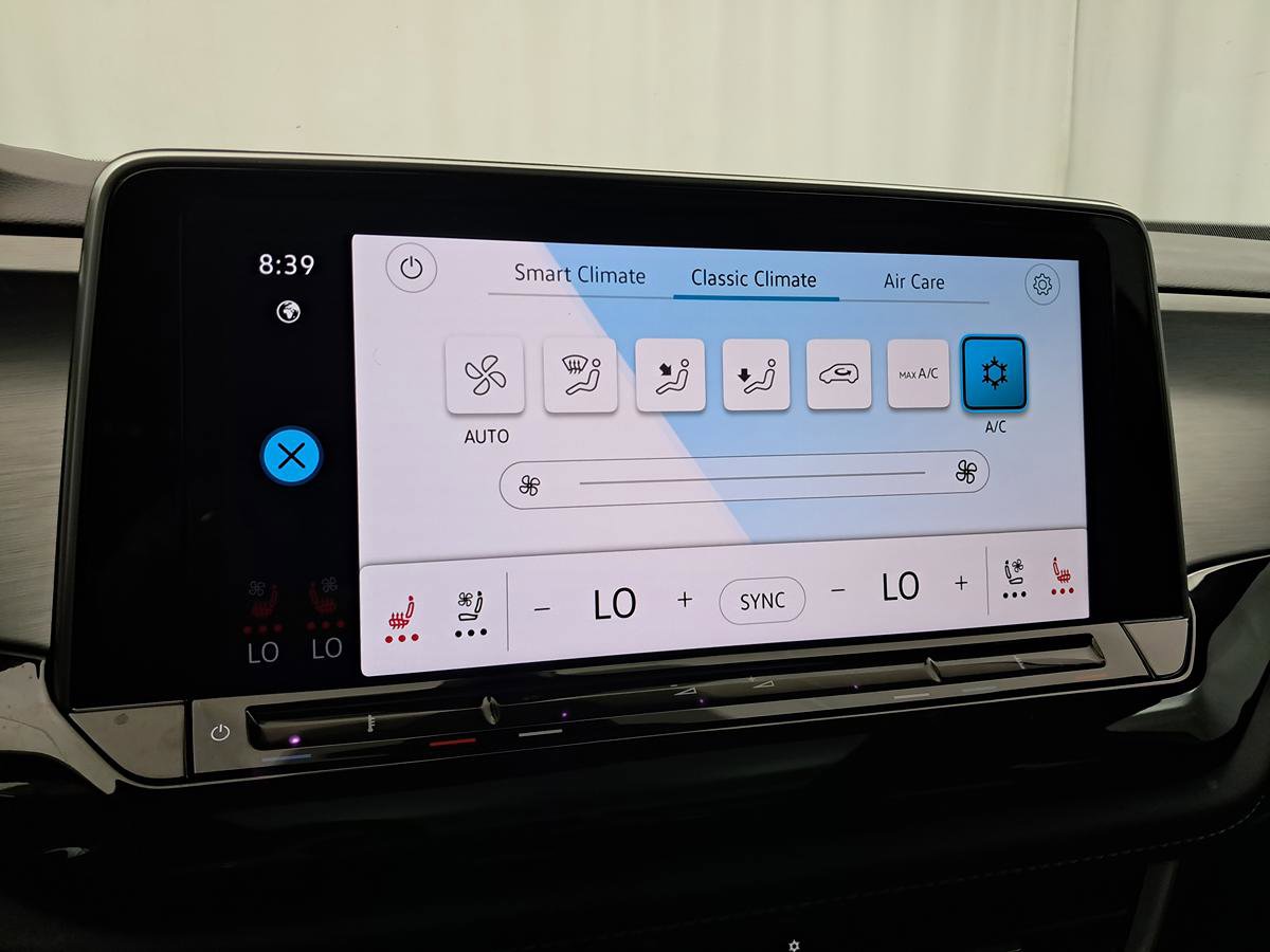 Used 2025 Volkswagen Atlas Cross Sport SE image 28