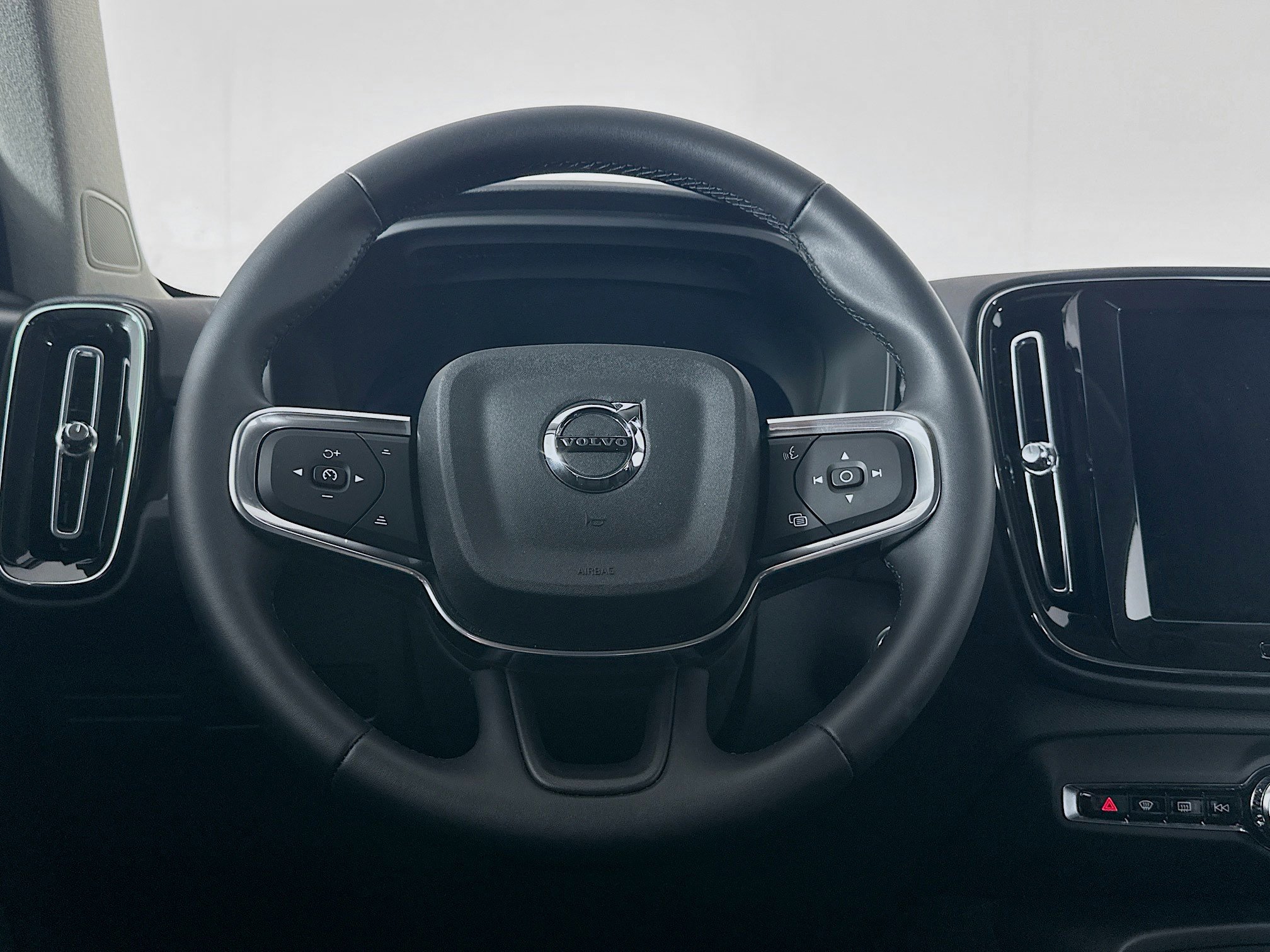 Used 2025 Volvo XC40 B5 Plus image 18