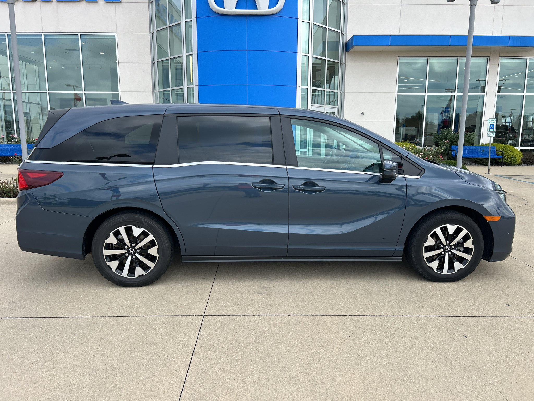 Used 2025 Honda Odyssey EX-L image 4