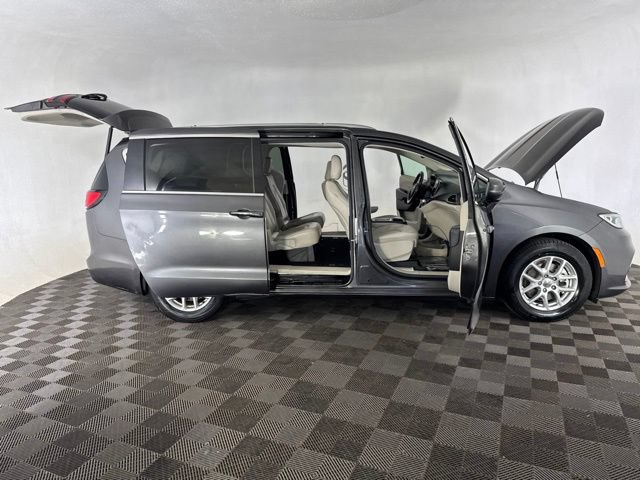 Used 2021 Chrysler Pacifica Touring-L FWD image 15