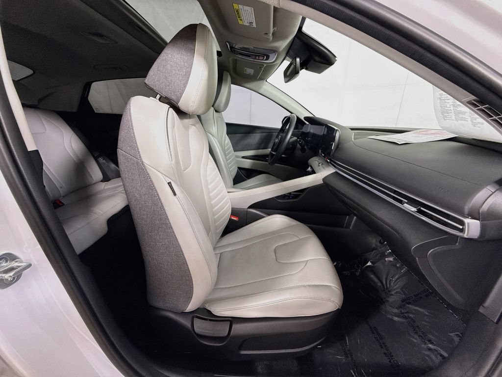 Used 2023 Hyundai Elantra Limited FWD image 32