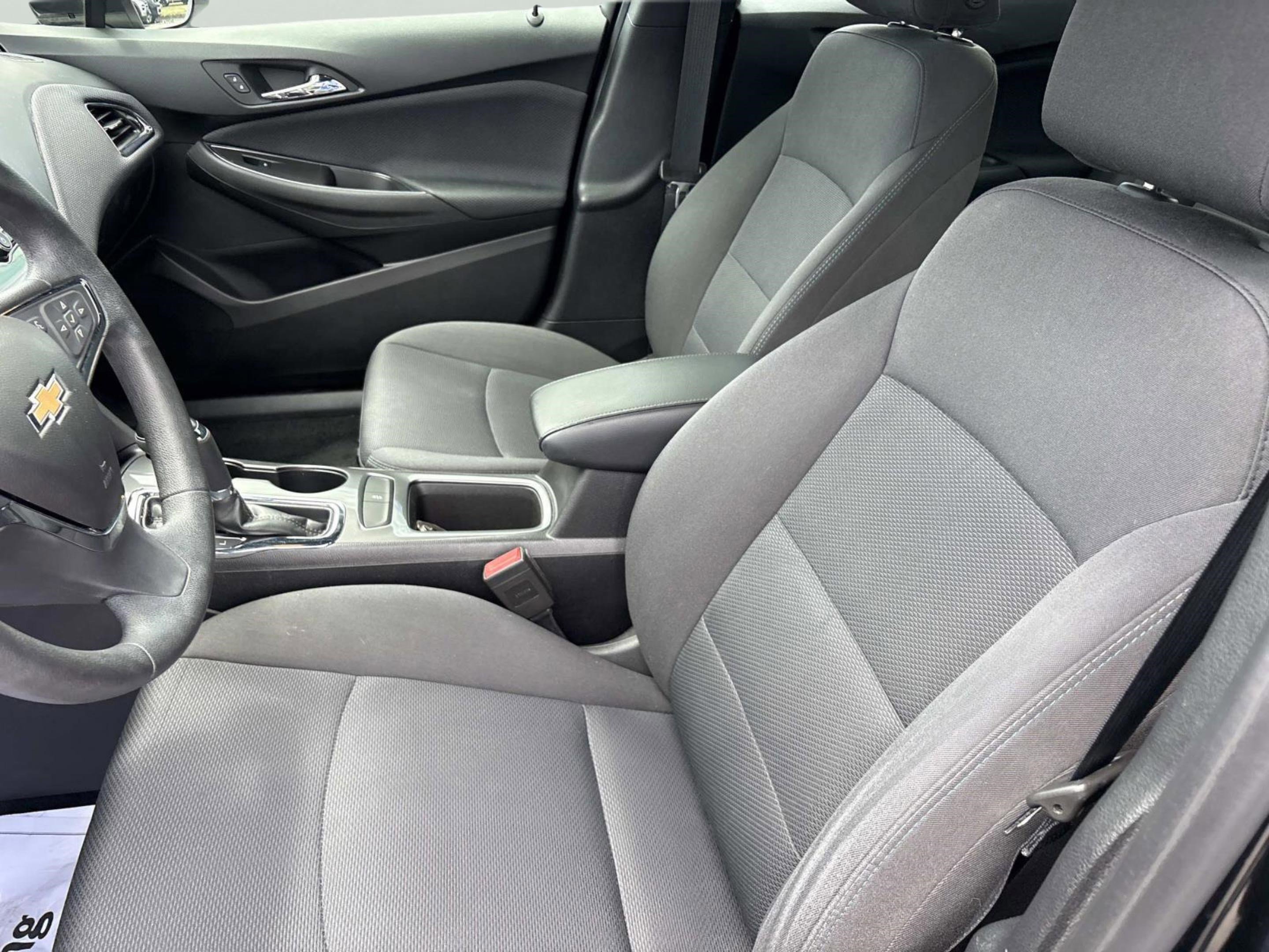 Used 2018 Chevrolet Cruze LT w/ Convenience Package FWD image 21