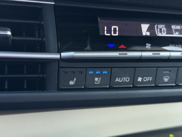 Used 2025 Toyota Sienna Platinum FWD image 21