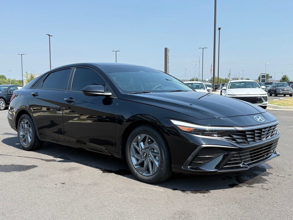 Used 2024 Hyundai Elantra SEL FWD image 3