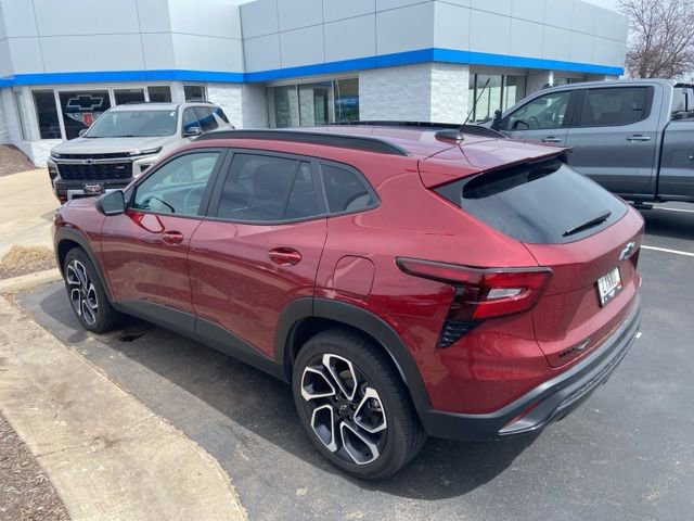 Used 2025 Chevrolet Trax RS w/ Sunroof Package FWD image 4