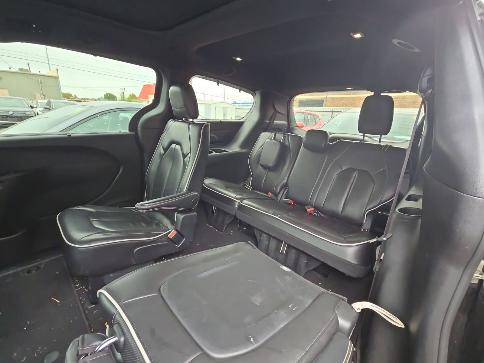 Used 2025 Chrysler Pacifica Limited FWD image 12