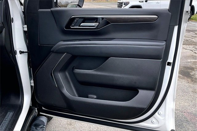 Used 2025 Chevrolet Suburban Z71 image 29