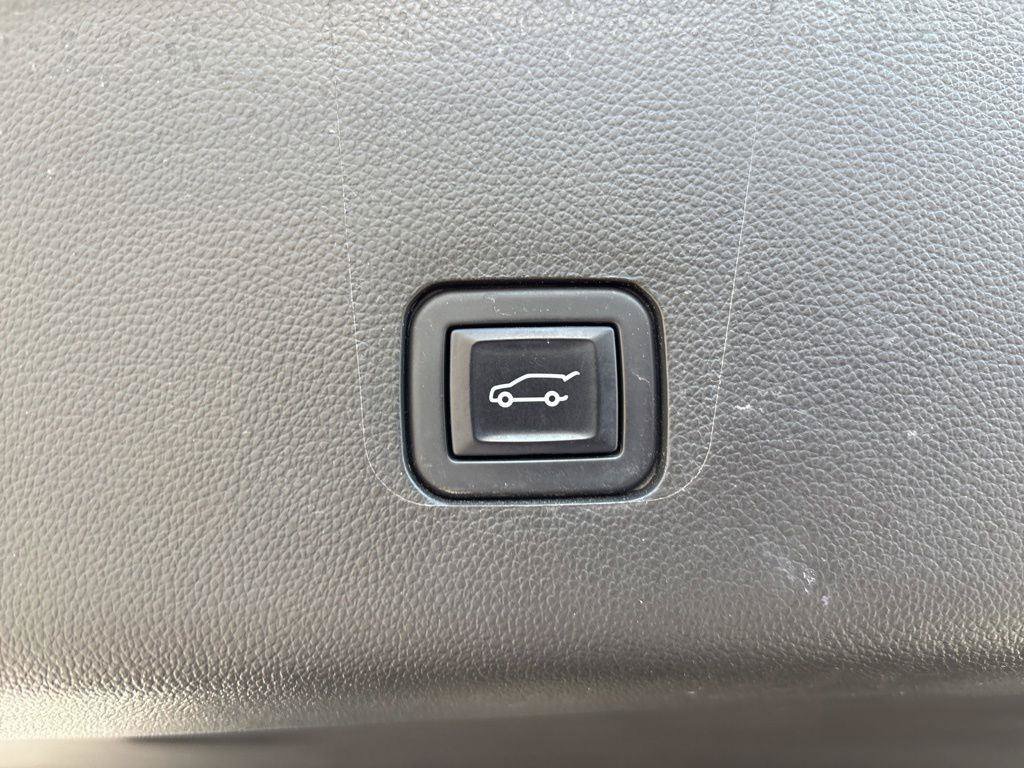 Used 2023 Chevrolet Traverse Premier AWD/4WD image 43