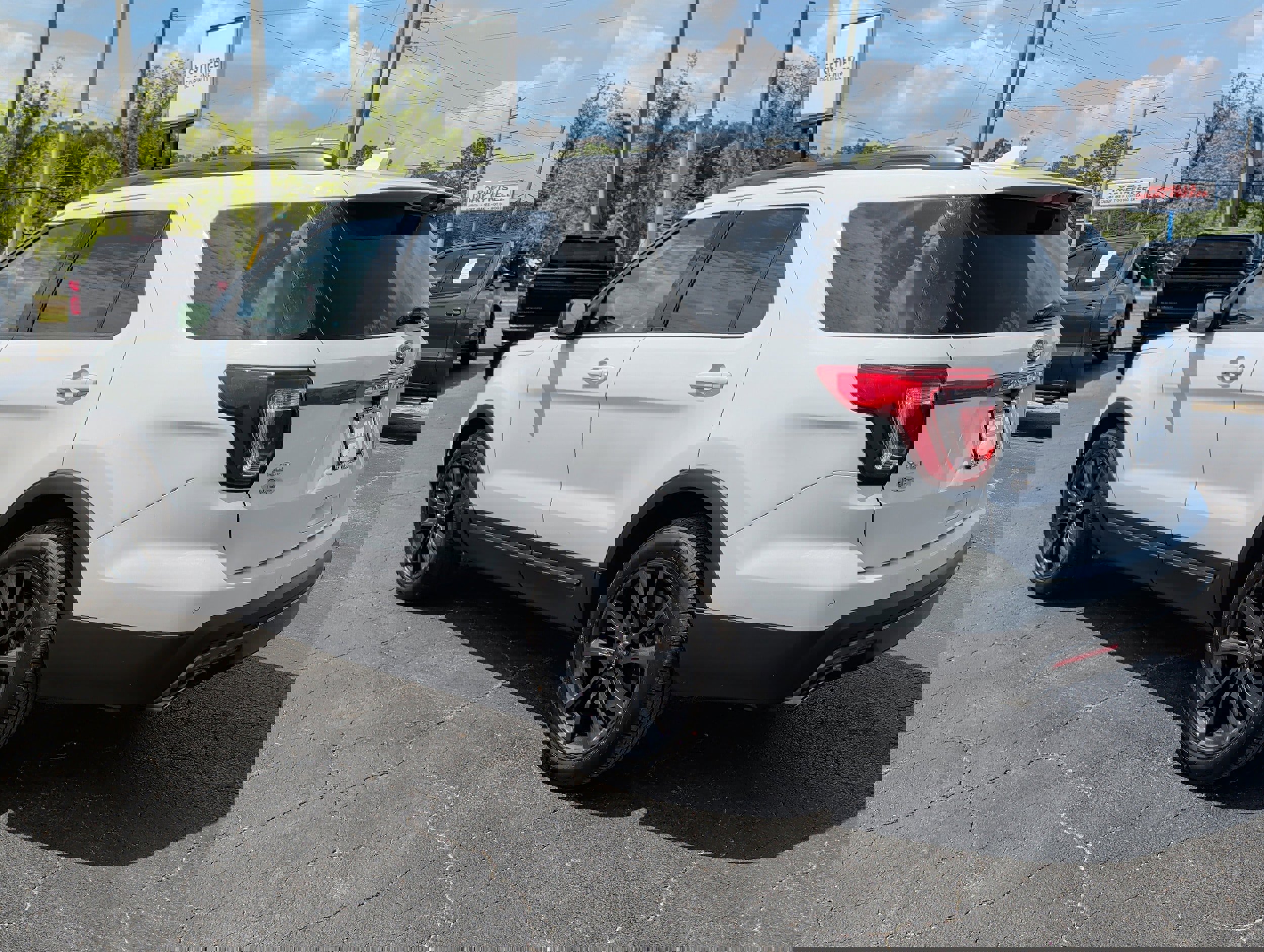 Used 2017 Ford Explorer XLT w/ Equipment Group 202A FWD image 11