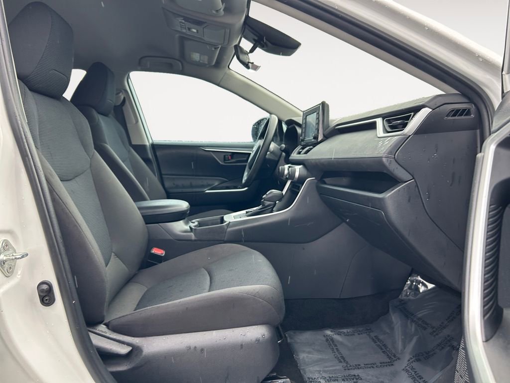 Used 2021 Toyota RAV4 LE image 10