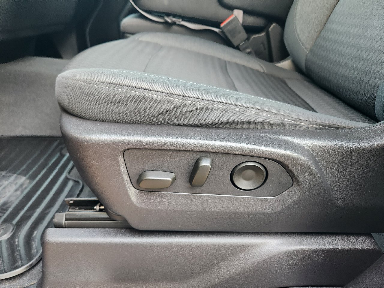 Used 2024 Chevrolet Silverado 1500 LT RWD image 23