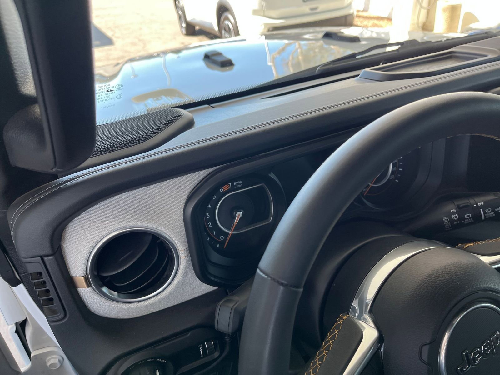 Used 2025 Jeep Wrangler Sahara image 34