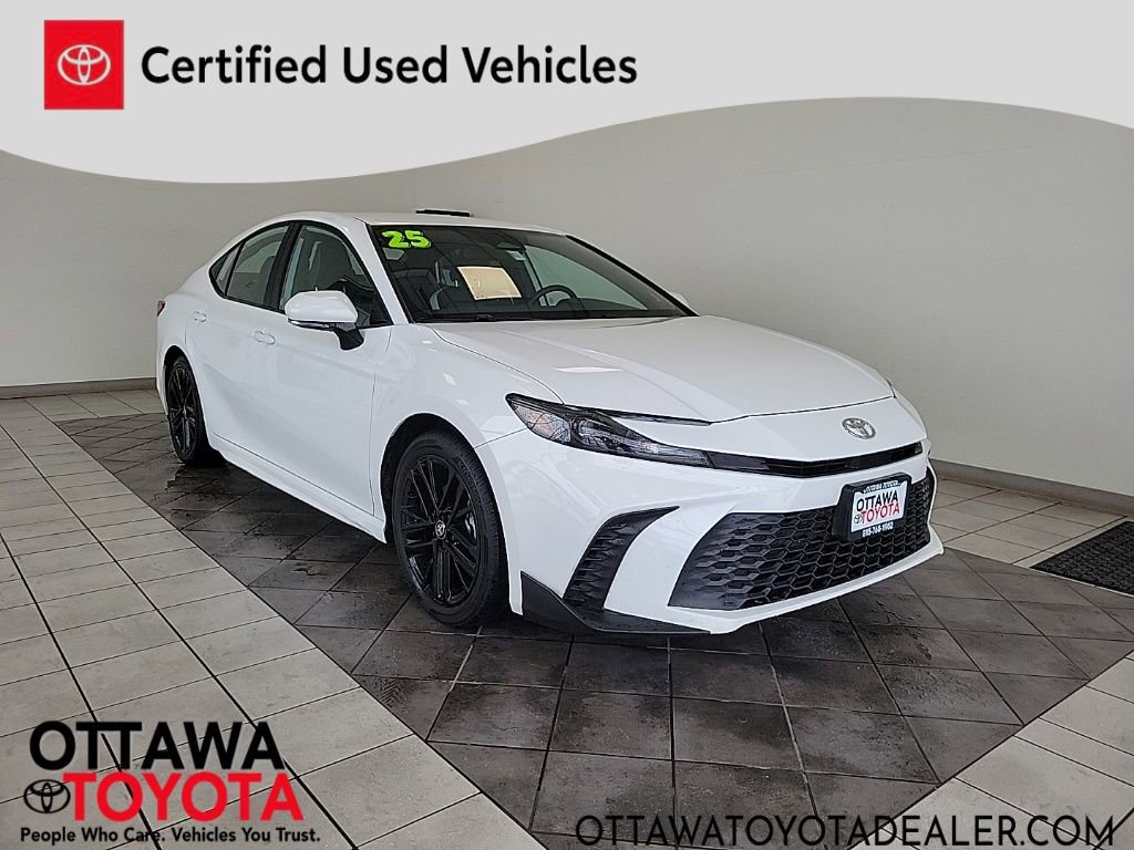 Used 2025 Toyota Camry SE image 1