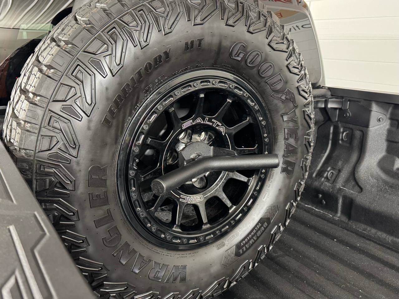 Used 2024 GMC Canyon AT4X w/ AT4X AEV Edition image 6