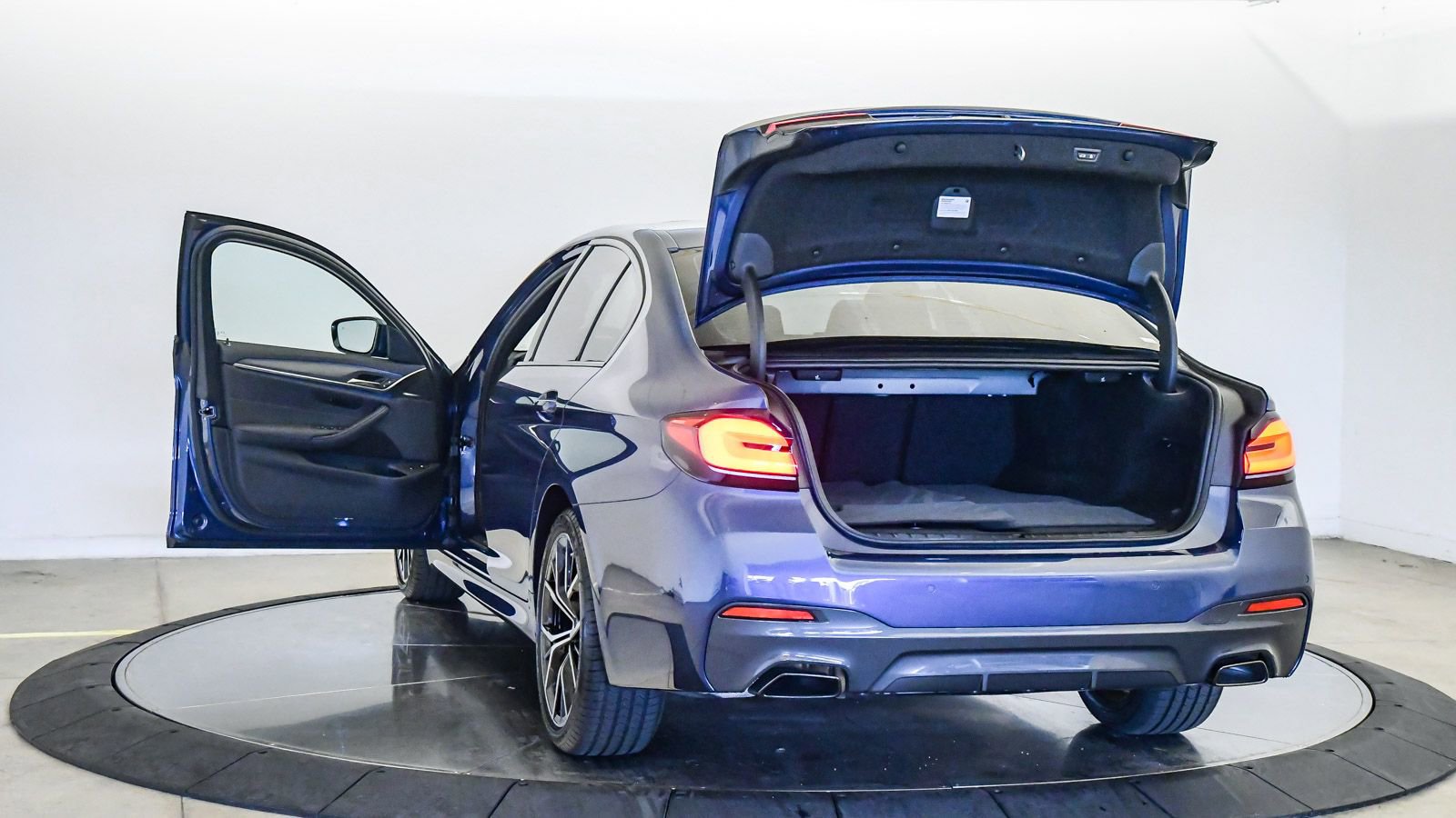 Certified 2023 BMW 530e w/ M Sport Package image 28