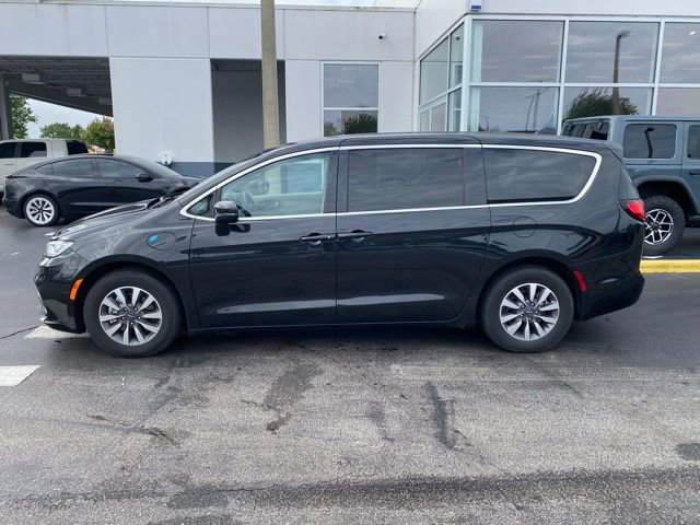 Used 2023 Chrysler Pacifica Touring-L image 6