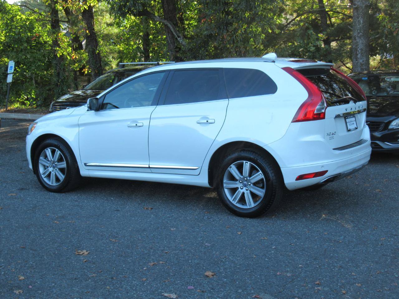 Used 2017 Volvo XC60 T5 Inscription w/ Advanced Package AWD/4WD image 3