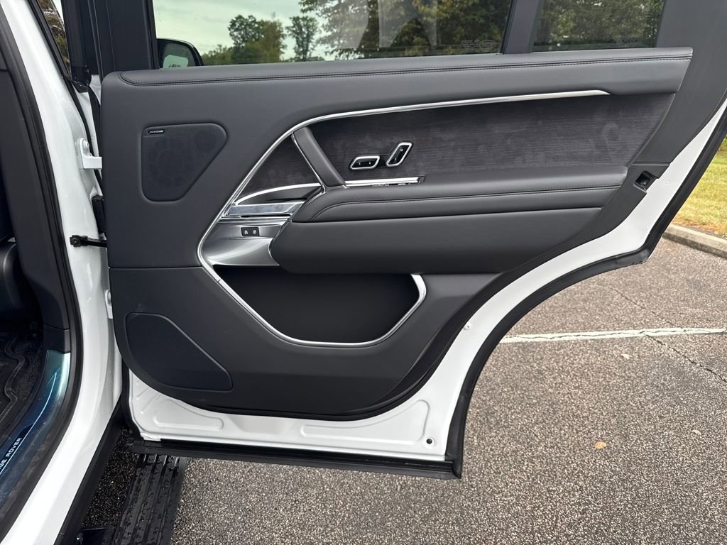 New 2025 Land Rover Range Rover Long Wheelbase SE image 24