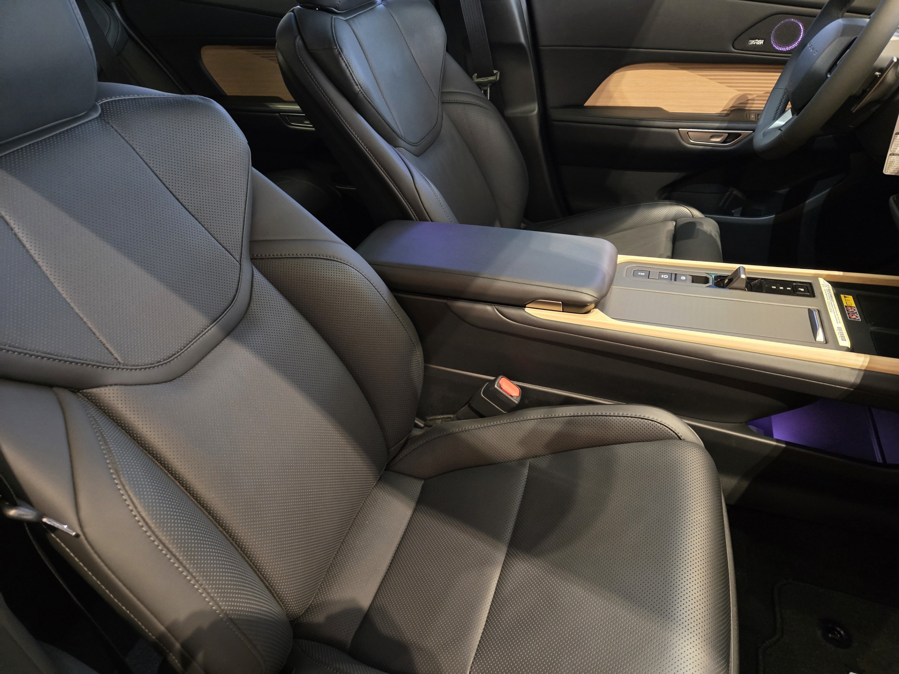 New 2026 Lexus ES 350e w/ Cold Area Package FWD image 4