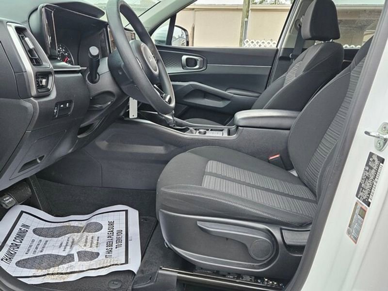 Used 2023 Kia Sorento LX image 6