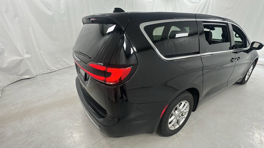 Used 2025 Chrysler Pacifica Select FWD image 3