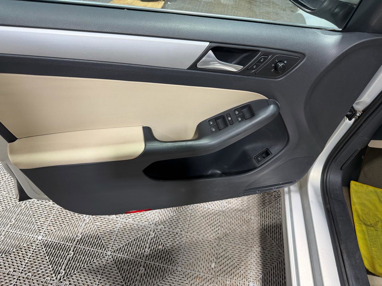 Used 2012 Volkswagen Jetta TDI FWD image 23