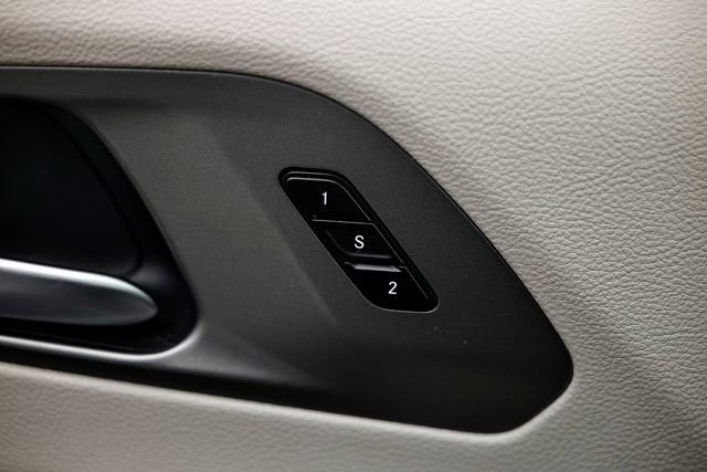 Used 2024 Chrysler Pacifica Touring-L image 16