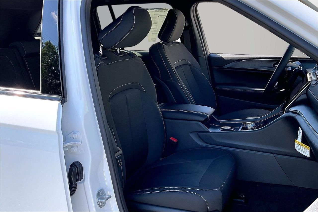 New 2027 Jeep Grand Cherokee Laredo RWD image 17