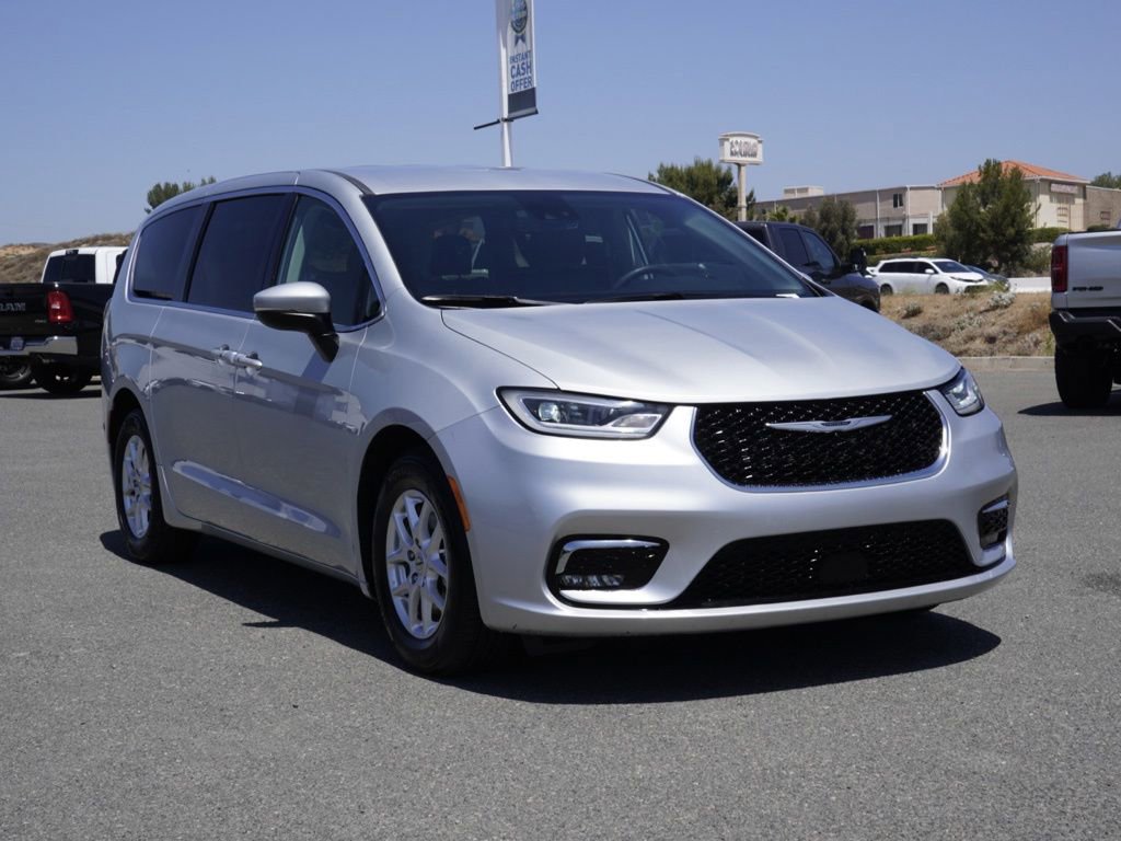 Certified 2023 Chrysler Pacifica Touring-L FWD image 2
