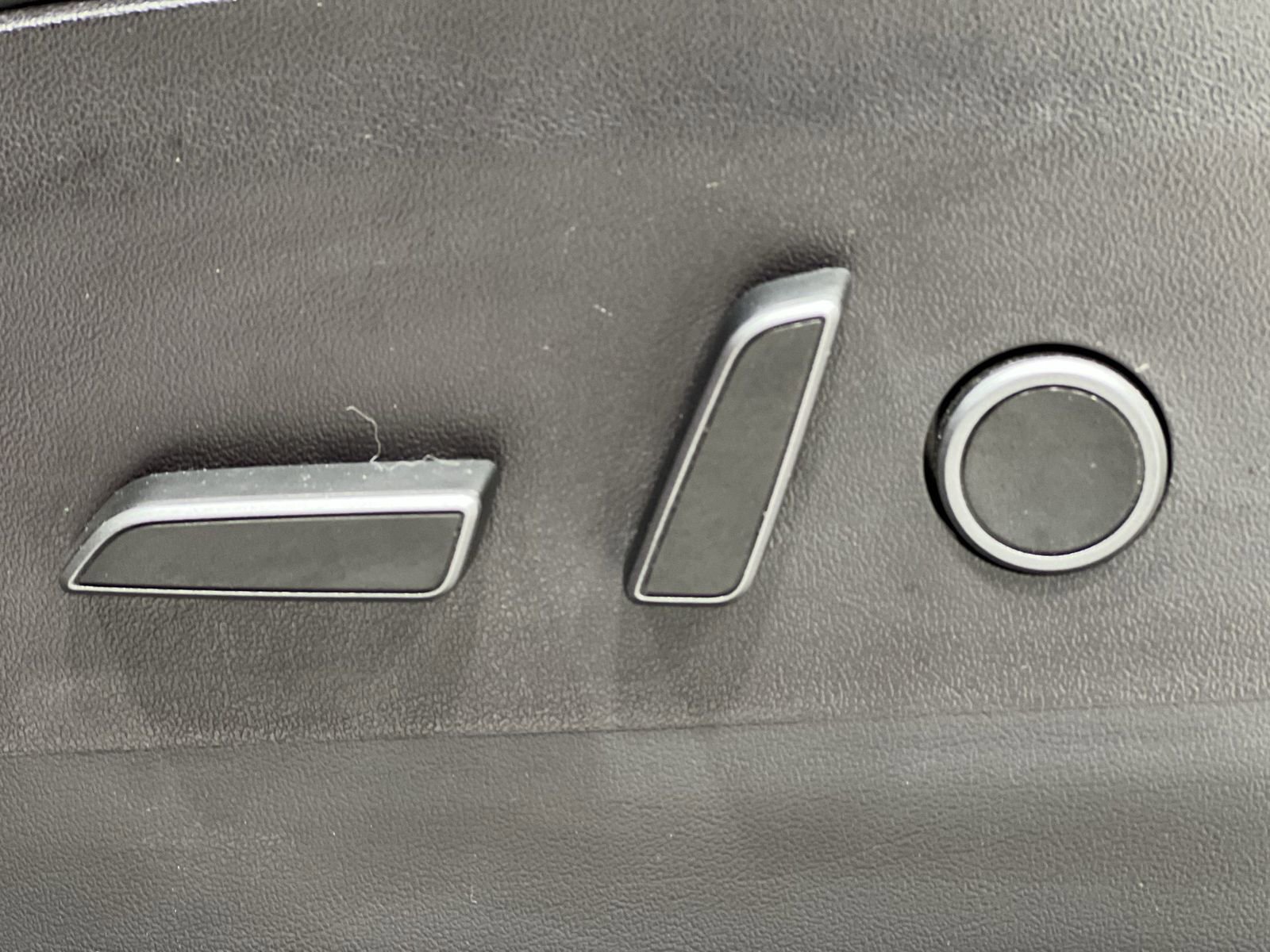 Used 2022 Tesla Model Y Long Range image 12