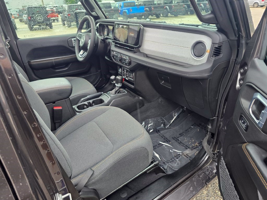 Used 2026 Jeep Wrangler Unlimited Sahara AWD/4WD image 31